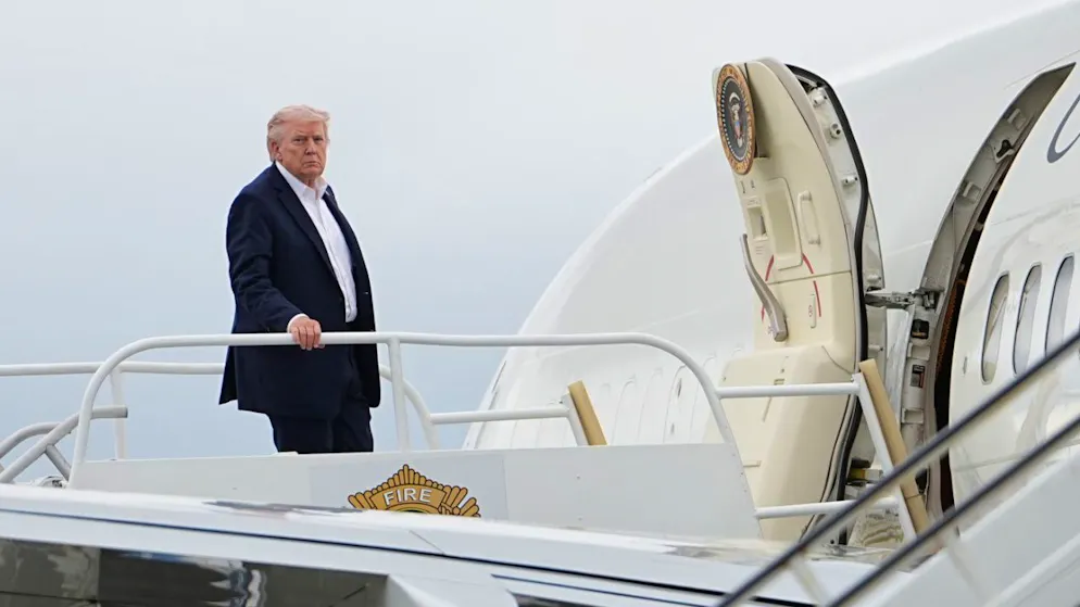US-Präsident Donald Trump besteigt die Air Force One am Miami International Airport. Foto: Matt Rourke/AP/dpa