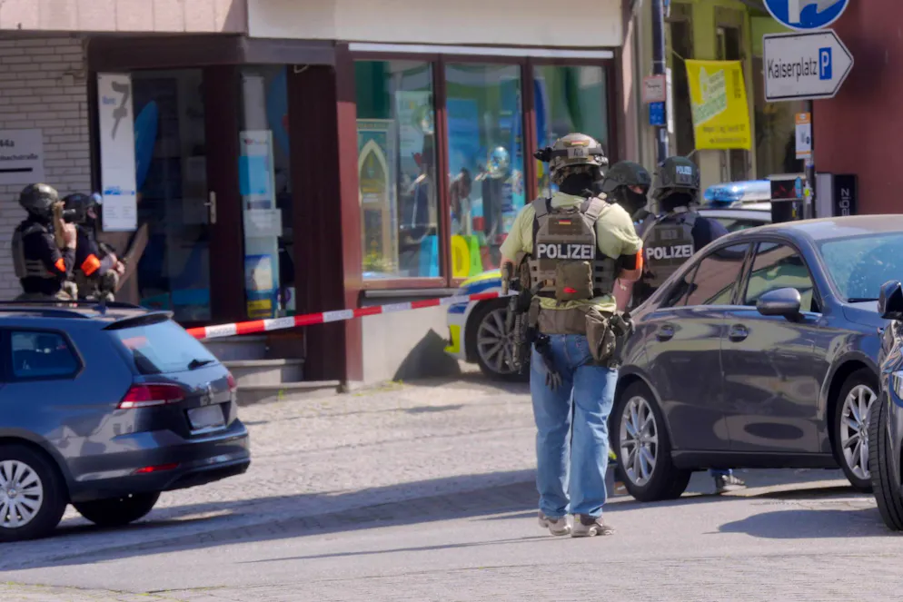 Geiselnahme in Bank – Polizei geht von mehreren Tätern aus – Gallery. Die Polizei verfolgt eine bestimmte Taktik.