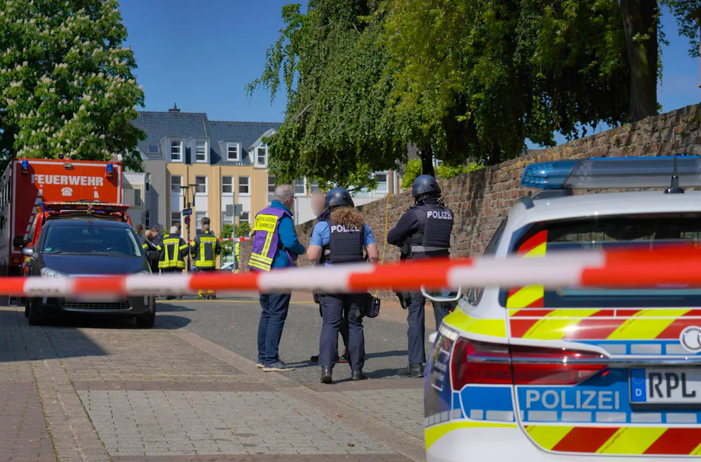 Geiselnahme in Bank – Polizei geht von mehreren Tätern aus – Gallery. Einsatzkräfte sind mit einem Grossaufgebot vor Ort.