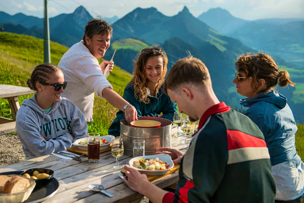 Idées d'excursions CFF été 2026 - Gruyère/Greyerzerland. Au menu du restaurant Le Vounetz: spécialités régionales et vue exceptionnelle.