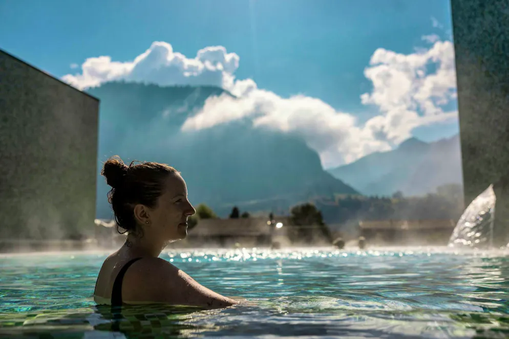 Idées d'excursions CFF été 2026 - Gruyère/Greyerzerland. Pour finir, pause détente aux Bains de la Gruyère.