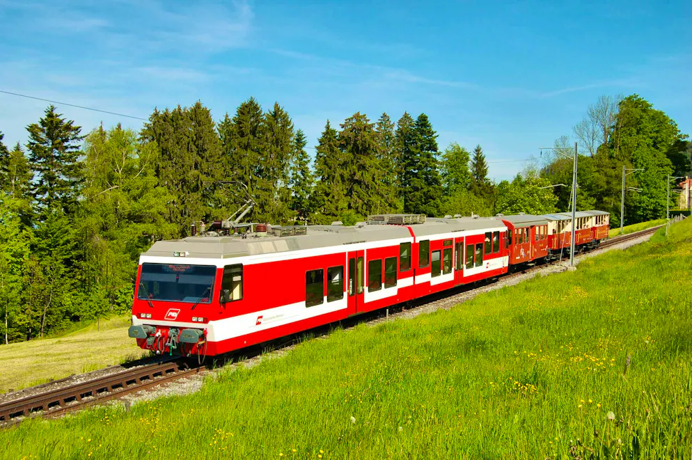 Idées d'excursions CFF été 2026 - Appenzellerland. L’été, vous pouvez admirer la vue depuis une voiture panoramique ouverte lors du voyage entre Rorschach et Heiden.
