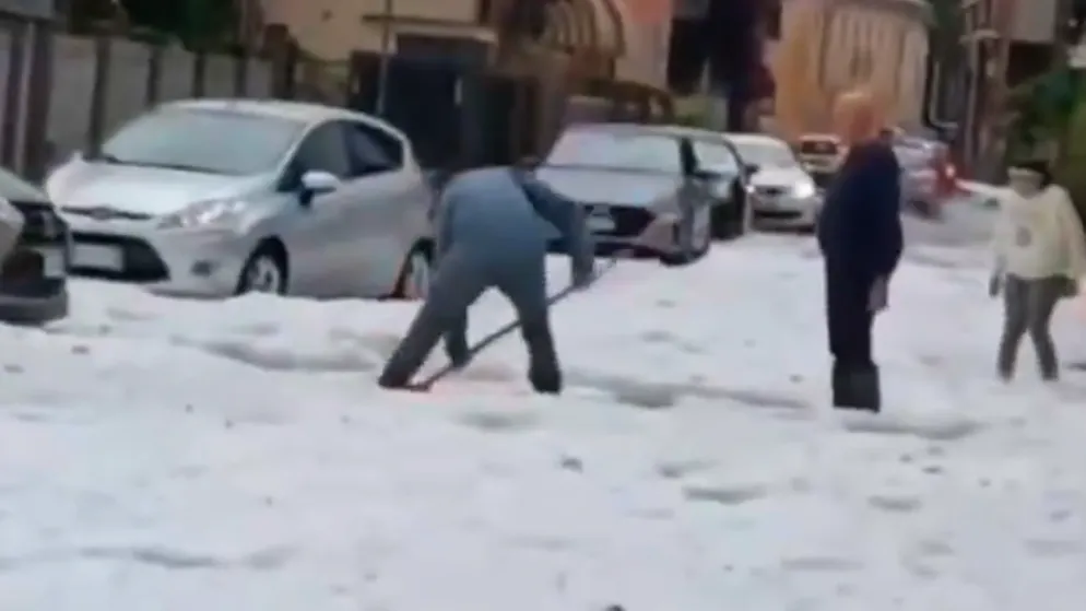 Sogar Räumungsfahrzeuge im Einsatz. Extremer Hagel und Tornados erschüttern italienische Ferien-Region