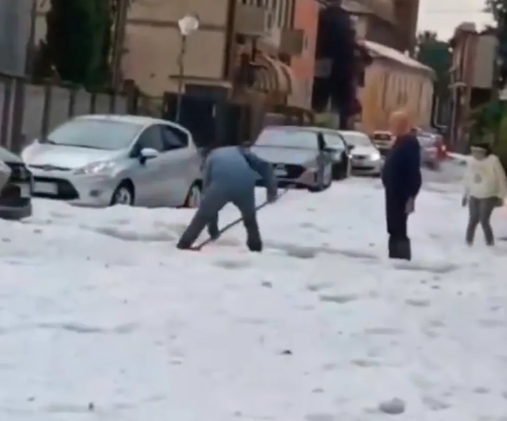 In Cislago fiel so viel Hagel, dass die Bewohner ihn wegschaufeln mussten. 