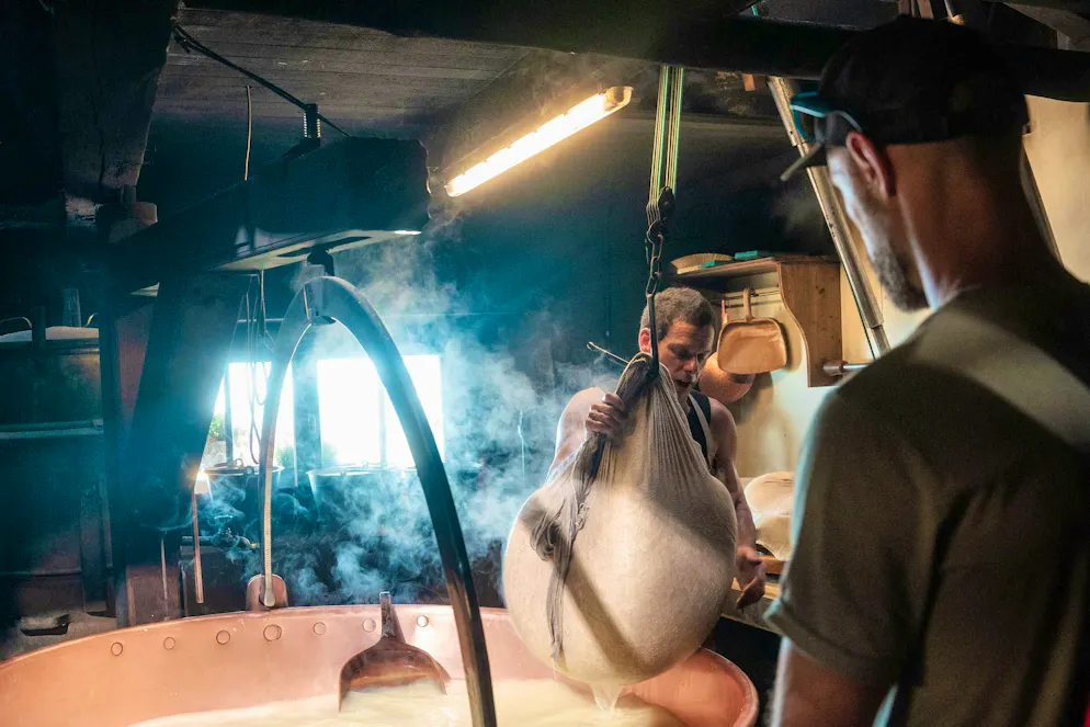Idées d'excursions CFF été 2026 - Gruyère/Greyerzerland. C’est ici, dans sa fromagerie d’alpage, que la famille Piller produit du gruyère d’alpage AOP. Visite sur réservation.
