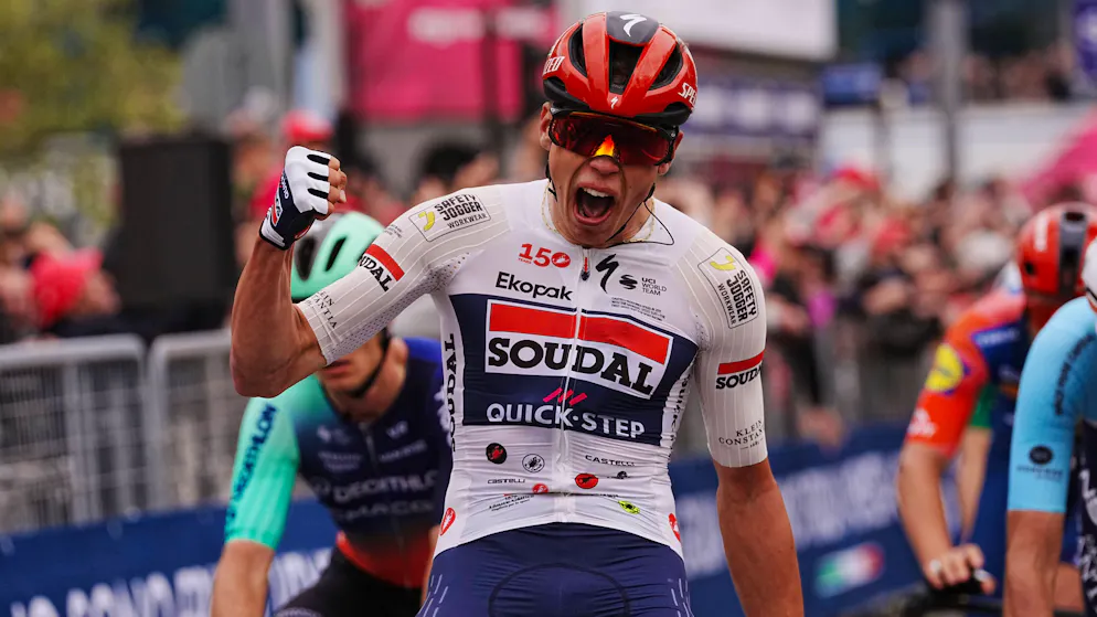Giro. Paul Magnier remporte la 1re étape et endosse le maillot rose