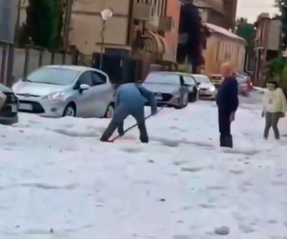 A Cislago è caduta così tanta grandine che i residenti hanno dovuto spalarla.