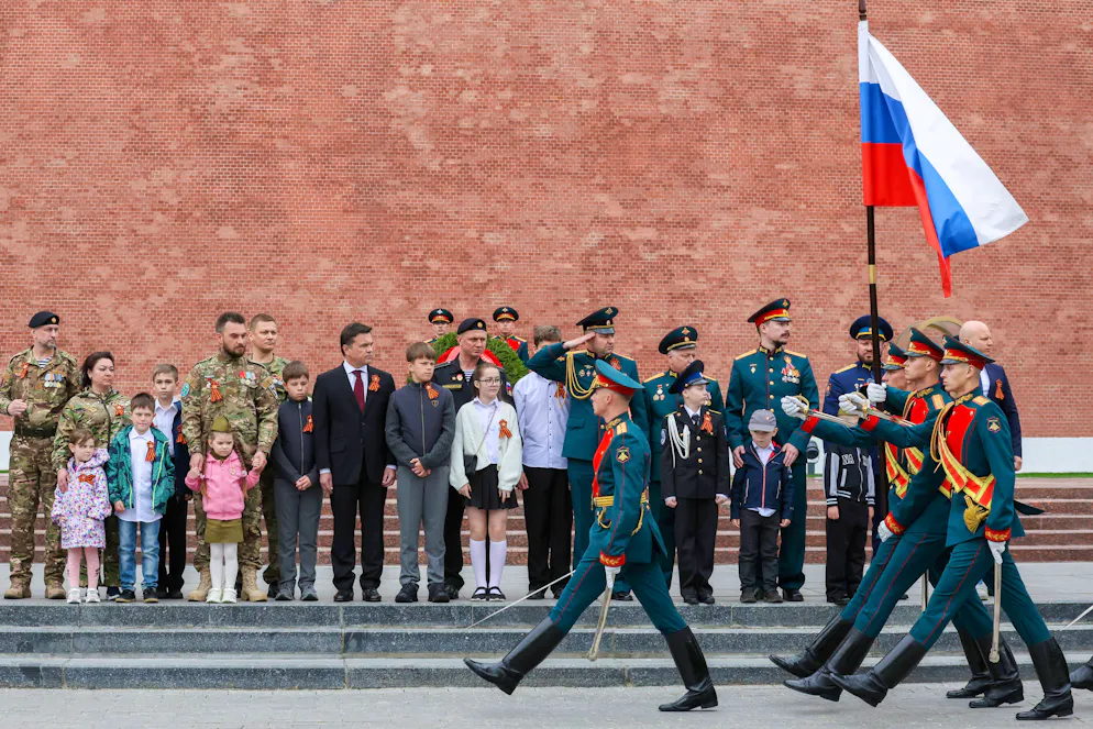 Für den Fall ukrainischer Angriffe zu den Siegesfeiern am 9. Mai drohte Russland mit Vergeltung im Zentrum von Kiew. Hier eine Zeremonie zur Kranzniederlegung am Grab des unbekannten Soldaten in Moskau am 08. Mai 2026.