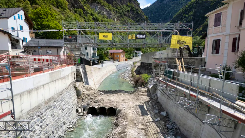 Due to huge crevasse. Valais municipality demolishes historic bridge