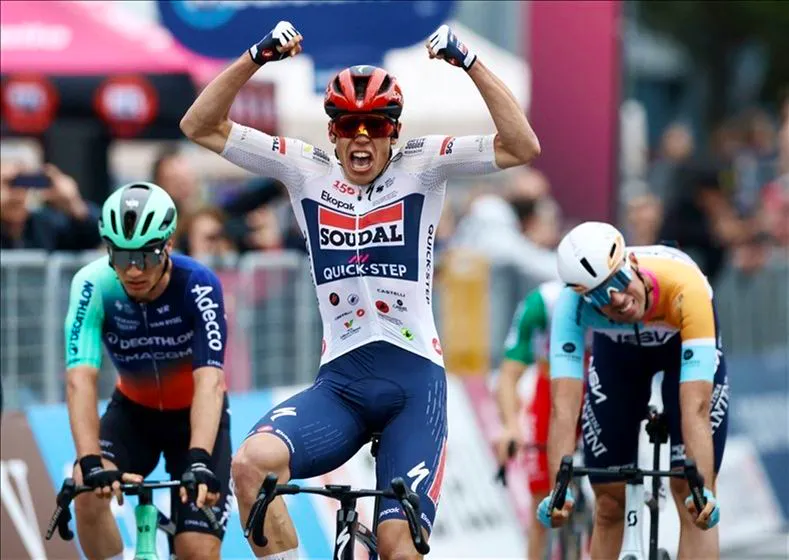 Ciclismo. Giro,sprint caotico a Magnier