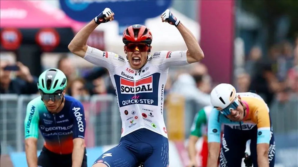 Ciclismo. Giro d'Italia: lo sprint caotico va a Magnier