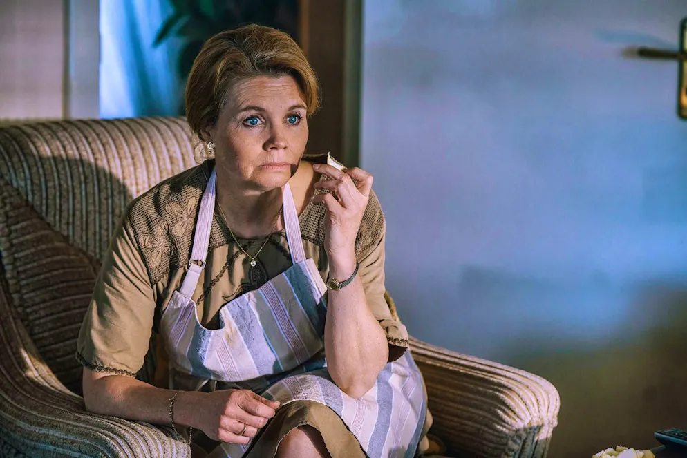 How little Oliver became the star Olivia Jones. Evelin Knöbel, played in the film by Annette Frier, can't believe it when she sees her son Oliver as Olivia Jones on television one evening.