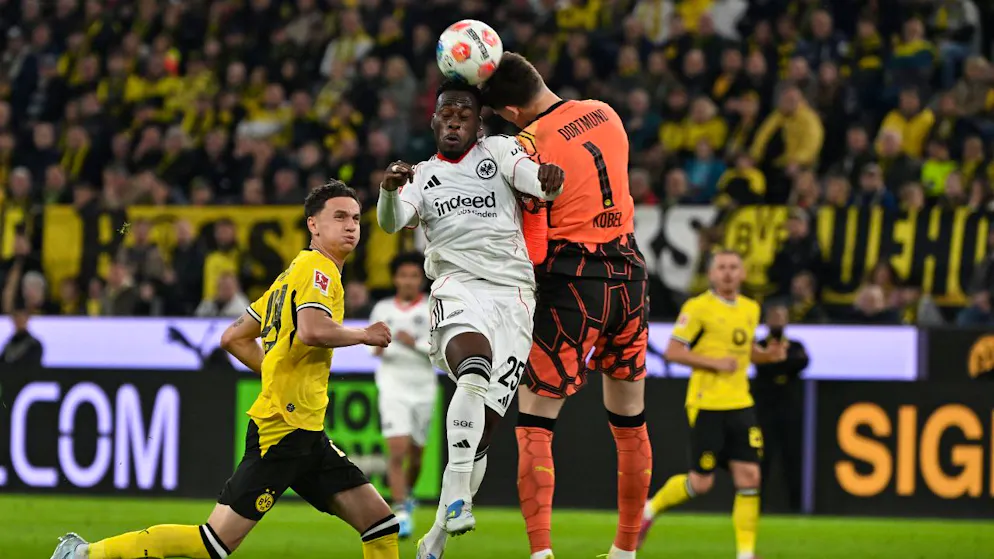 Dortmund-Goalie Gregor Kobel (rechts) mit vollem Einsatz.