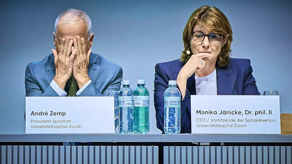 Visages déconfits lors d'une conférence de presse le 5 mai 2026 sur les résultats d'une enquête sur les malversations dans la chirurgie cardiaque de l'hôpital universitaire : André Zemp (à g.), président du conseil de l'hôpital universitaire de Zurich, et Monika Jänicke, CEO, présidente de la direction de l'hôpital.
