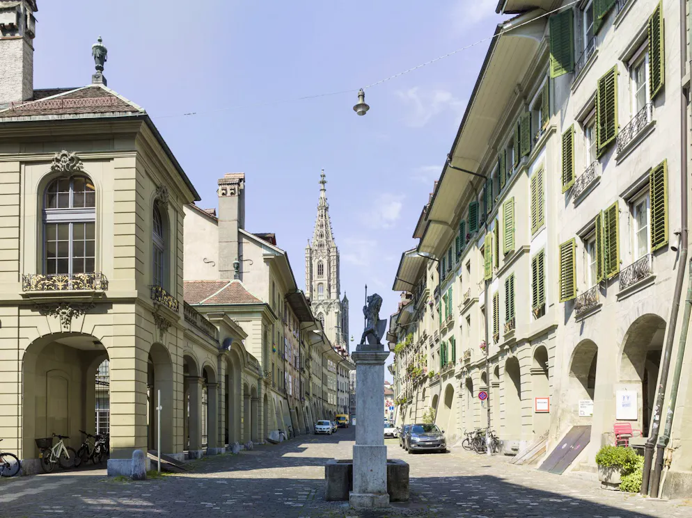 Der Junkergassebrunnen mit dem Muenster, fotografiert am Dienstag, 6. Juni 2023 in Bern. (KEYSTONE/Christian Beutler)