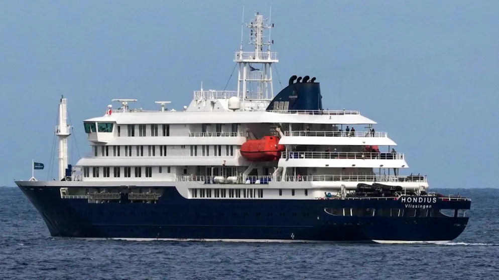 Das Kreuzfahrtschiff MV Hondius verlässt den Hafen von Praia. Auf der «Hondius» waren drei Menschen nach einer Infektion mit dem Hantavirus gestorben. Foto: Misper Apawu/AP/dpa/Archivbild