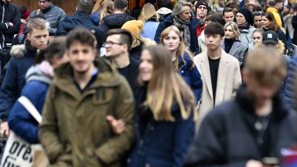 Soll die Schweiz die Bevölkerung bei 10 Millionen deckeln? Grossandrang an der Zürcher Bahnhofstrasse – allerdings beim Weihnachtseinkauf
