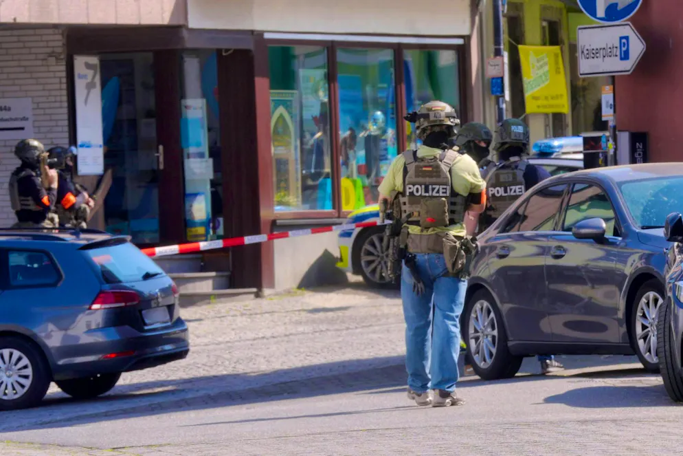 Hostage-taking in bank - police assume several perpetrators - Gallery. The police are following a specific tactic.
