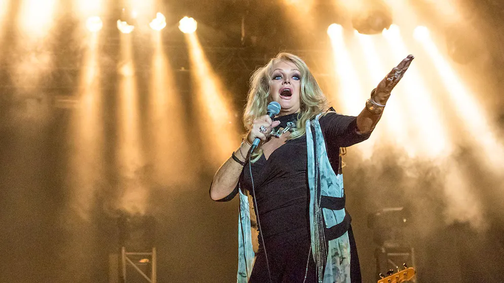 In ospedale in Portogallo. La cantante Bonnie Tyler in coma farmacologico dopo un intervento d'urgenza