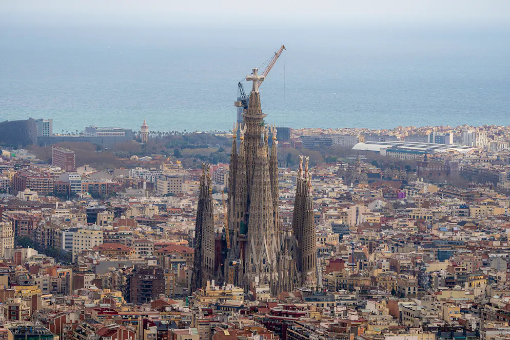 Majestätisch ragt die Sagrada Família über Barcelona hinaus – Antoni Gaudís Lebenswerk mitten im Herzen der Stadt. Doch während die weltberühmte Basilika ihrer Vollendung näherkommt, wächst bei vielen Bewohnern rund um das Monument die Angst vor Abrissen, Unsicherheit und dem Verlust ihres Zuhauses.