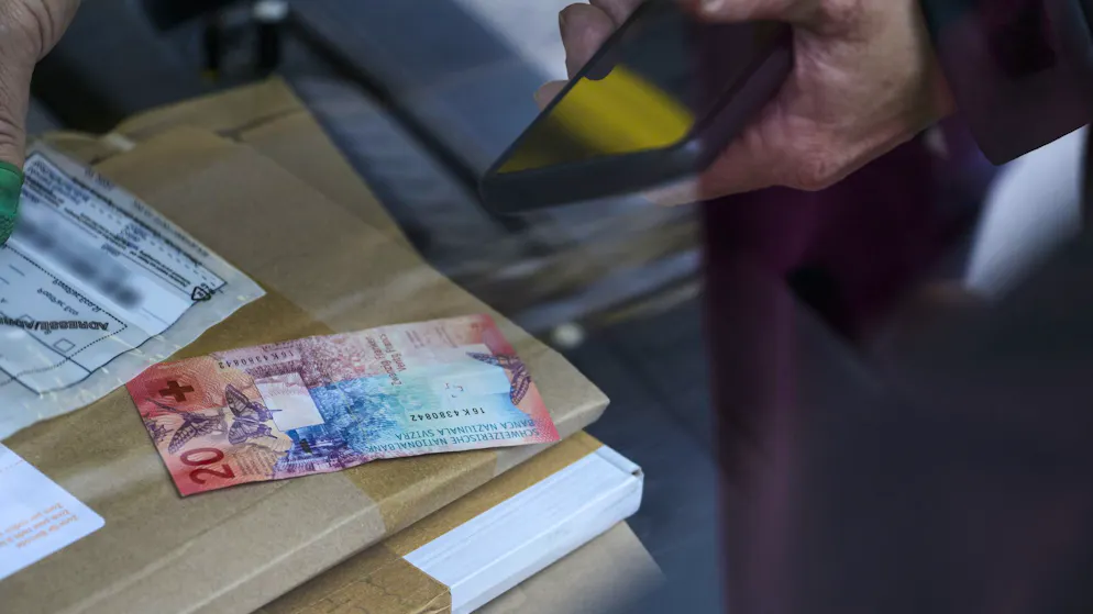 La Confederazione allerta. L’SMS del pacco bloccato, poi la chiamata della «banca»: una nuova truffa ti svuota il conto