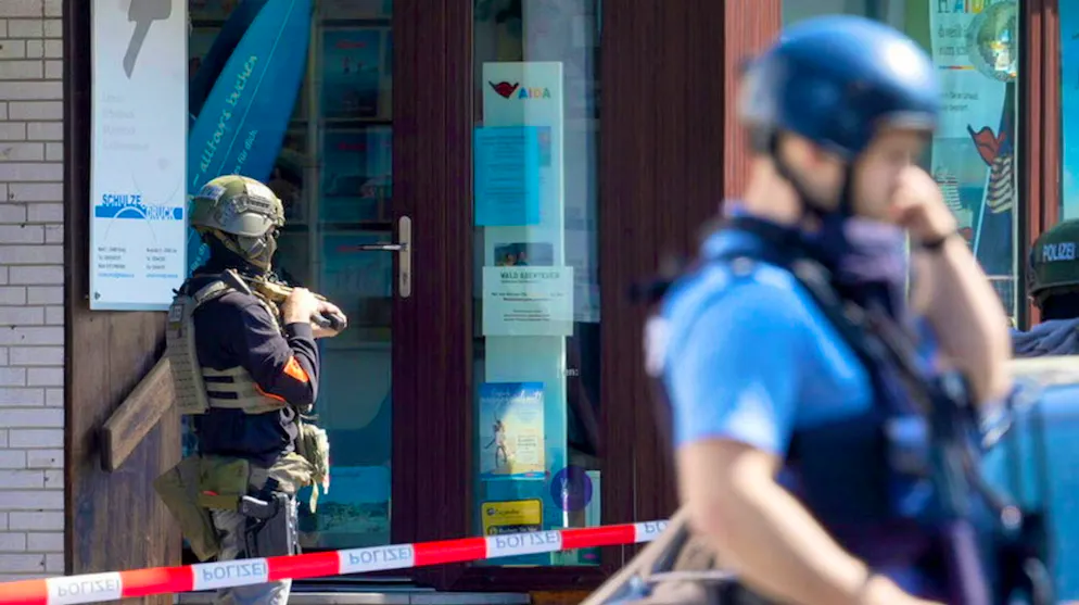 Hostage-taking in bank - police assume several perpetrators - Gallery. The police have to wait and see how the situation develops "in the next few minutes, hours".
