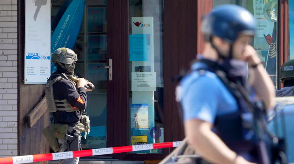 Geiselnahme in Bank – Polizei geht von mehreren Tätern aus – Gallery. Die Polizei muss abwarten, wie sich die Lage «in den nächsten Minuten, Stunden» entwickelt.