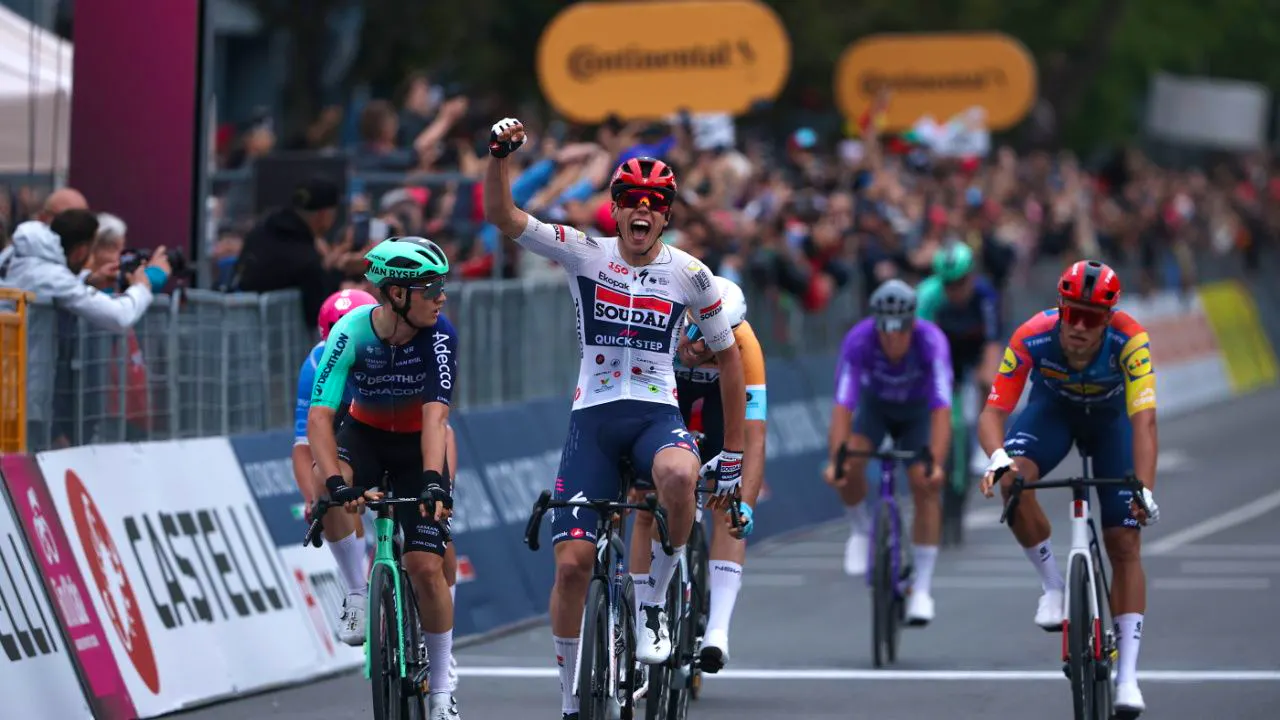 Giro d'Italia. Frenchman Magnier wins chaotic sprint at the start of the Giro
