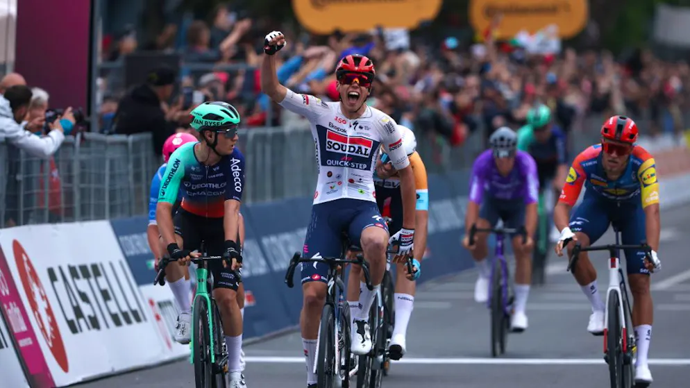 Mass crash shortly before the finish. Frenchman Magnier wins chaotic sprint at the start of the Giro
