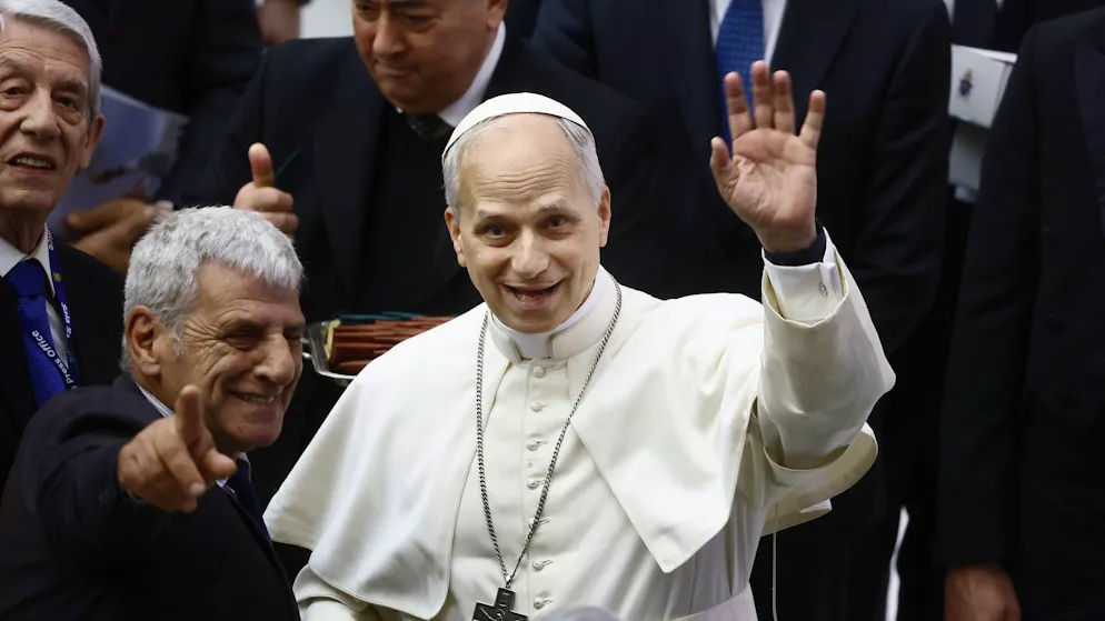 Ecco l’aneddoto assurdo. «Pronto? Sono il Papa»: Leone chiama la banca, ma l’operatrice non gli crede e riattacca