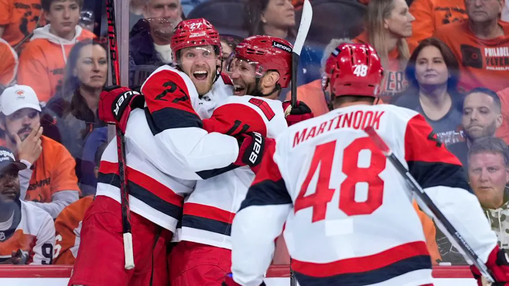 Noch ein Sieg fehlt. Nikolaj Ehlers steht mit den Carolina Hurricanes vor Halbfinaleinzug