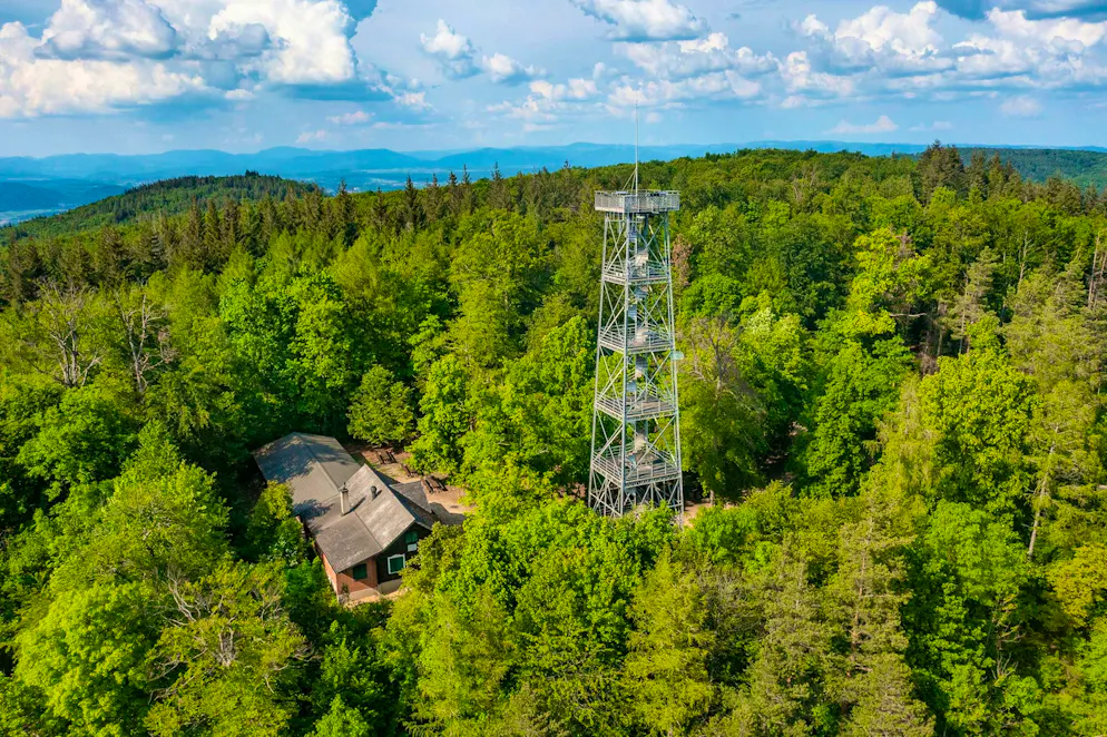 Idées d'excursions CFF été 2026 - Baselbiet. La tour panoramique de 30 mètres de haut surplombe Liestal.