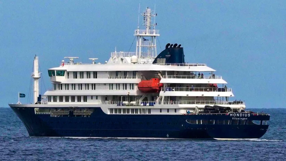 The cruise ship MV Hondius leaves the port of Praia. Three people died on the "Hondius" after being infected with the hantavirus. Photo: Misper Apawu/AP/dpa/Archive image