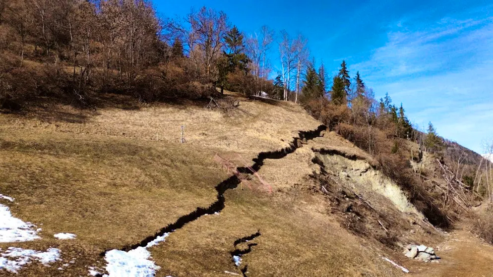 Bridge in Valais demolished due to landslide hazard - Gallery. The crevasse above Chippis at the beginning of March. (archive picture)
