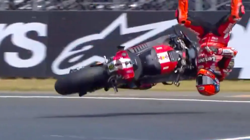 Schockmoment im Video. Weltmeister Marc Marquez stürzt fürchterlich