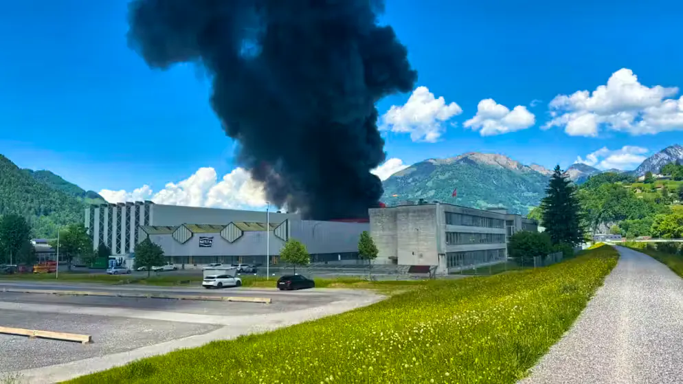Glaris. Incendie spectaculaire dans une usine à Näfels : le toit s'effondre