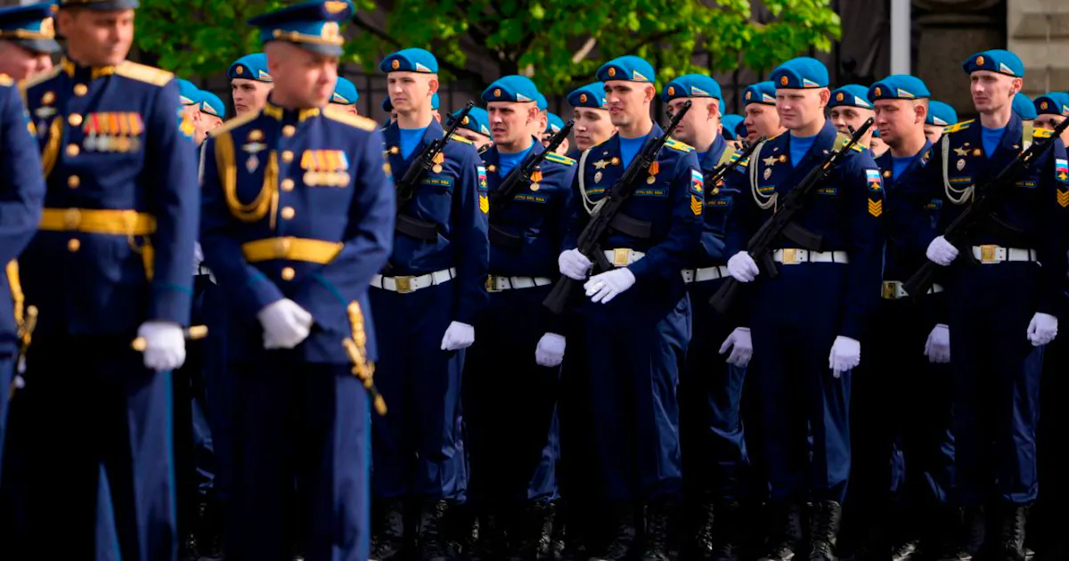 Russland Ohne Panzer und Raketen - Putin nimmt Militärparade ab