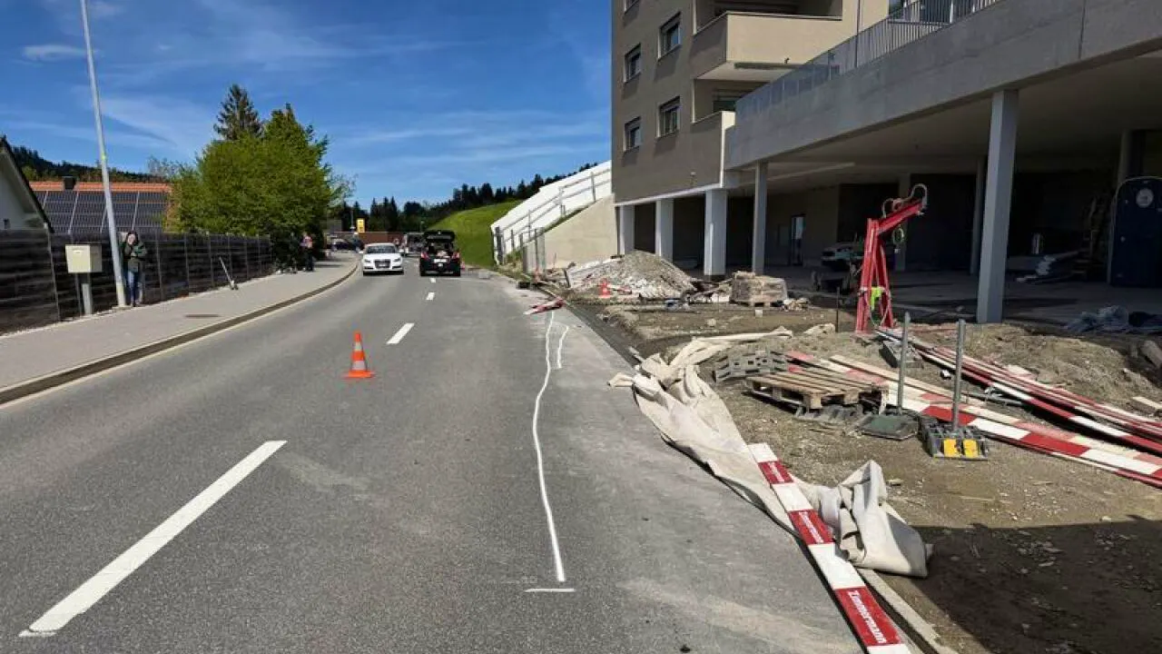 Incidente della strada. AR: auto invade cantiere, tre muratori feriti