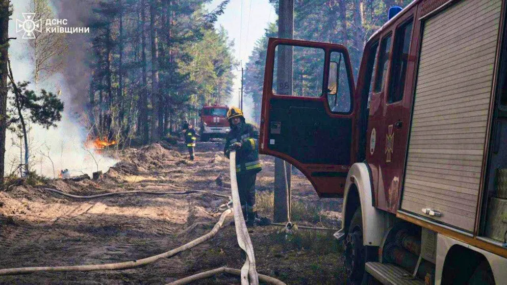 dpatopbilder - HANDOUT - In this photo provided by the Ukrainian Emergency Service, firefighters extinguish a forest fire in the exclusion zone around the Chernobyl nuclear power plant. Photo: -/Ukrainian Emergency Service/AP/dpa - ATTENTION: For editorial use only and only with full attribution of the above credit