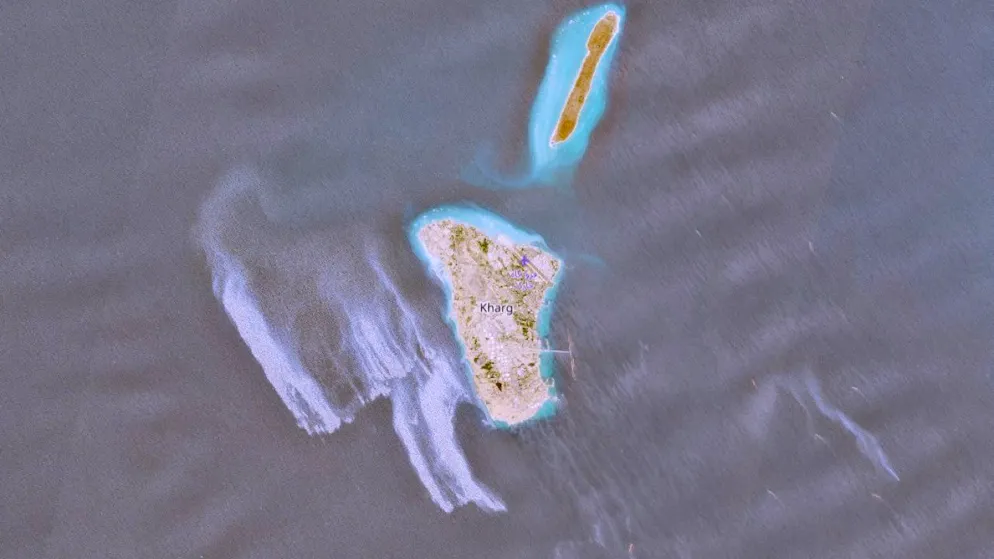 Un'immagine satellitare dell'isola di Kharg con quella che a tutti gli effetti sembra un'enorme chiazza di petrolio.