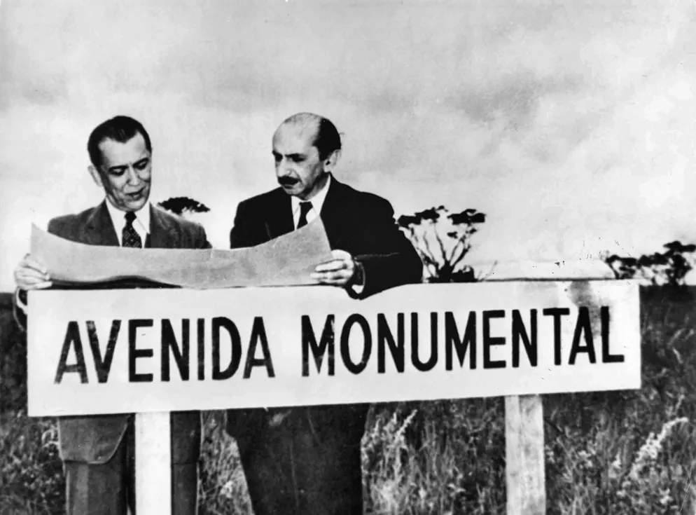 A destra l'architetto Lucio Costa, a sinistra il presidente Juscelino Kubitschek. durante i lavori della costruzione di Brasilia, immagini storiche, anni '50, Brasilia, Brasile, Sudamerica.