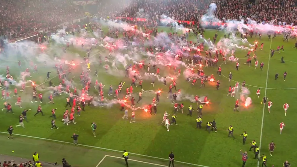 Prag-Derby endet im Chaos. Slavia-Fans stürmen kurz vor Meisterparty den Platz – und greifen Sparta-Spieler an