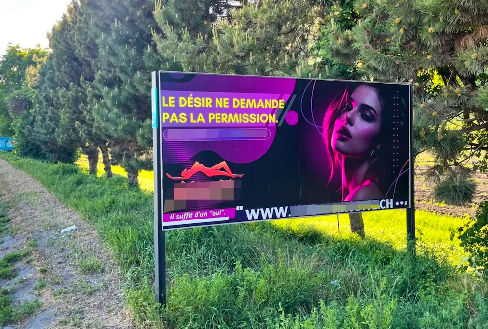 L'affiche qui présente le slogan «Le désir ne demande pas la permission», associé à une silhouette féminine suggestive, est accusée d’inciter au viol et d’être sexiste par ses nombreux détracteurs.