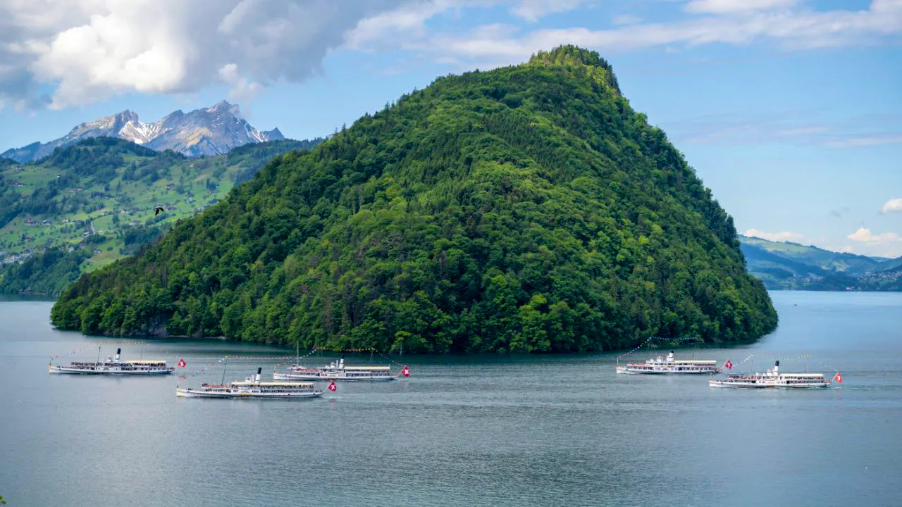 Navigation. Steamship Uri celebrates its 125th birthday with a steamboat parade