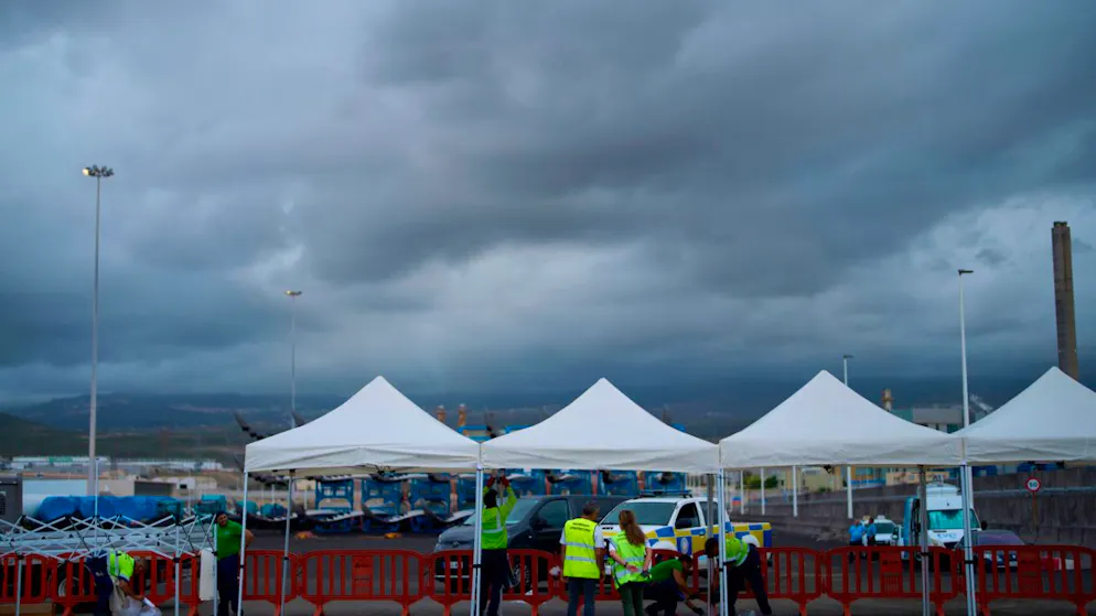 Arbeiter richten provisorische Unterkünfte in dem Bereich ein, in dem die Passagiere des Kreuzfahrtschiffs MV Hondius im Hafen von Granadilla auf Teneriffa erwartet werden. Foto: Manu Fernandez/AP/dpa