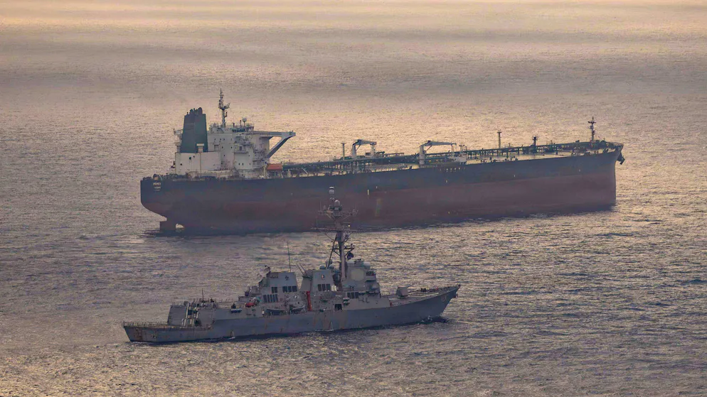 Der US-Zerstörer USS Rafael Peralta bringt den unter iranischer Flagge fahrenden Öltanker M/V Herby auf und setzt damit die selbst erklärte Seeblockade gegen Schiffe durch, die iranische Häfen und Küstengebiete anlaufen oder verlassen.