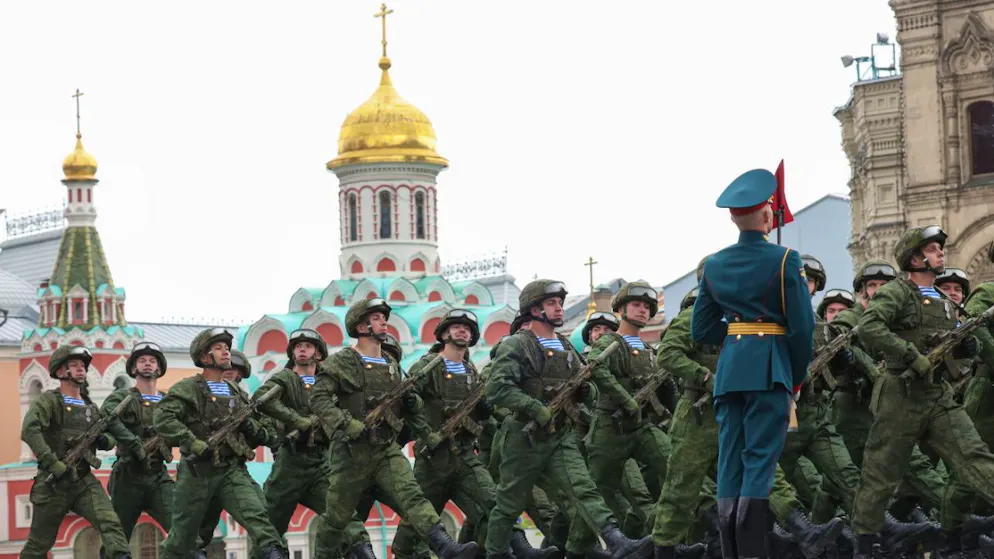 Soldati russi mentre sfilano sulla Piazza rossa per la parata della Vittoria sul nazismo.