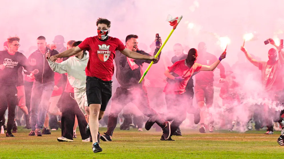 Prag-Derby endet im Chaos. Slavia-Fans stürmen kurz vor Meisterparty den Platz – und greifen Sparta-Spieler an