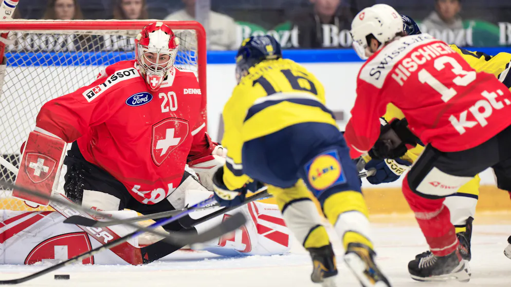 Berra (à gauche) et la Suisse ont été battus 3-0 par la Suède.