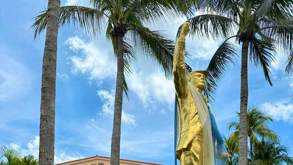 «Non è un Vitello d'oro». Ecco come il pastore Mark Burns difende la benedizione della statua dorata di Trump